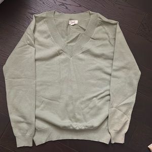 women’s green v-neck pullover